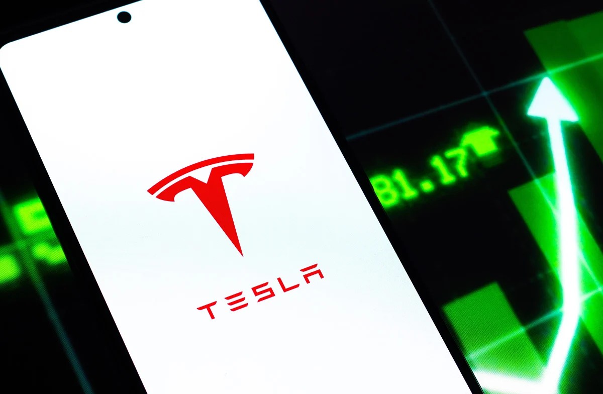 Tesla (TSLA) Stock Drops 4% Amid SpaceX Merger Speculation from Wall Street Analysts