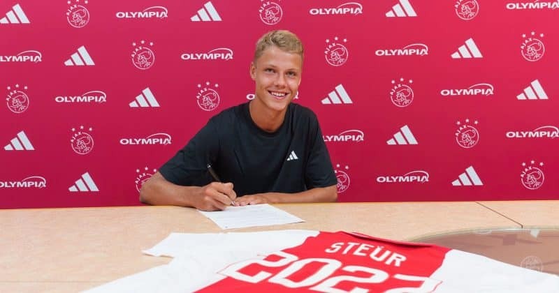 Newcastle United agrees to sign Sean Steur from Ajax for €27M
