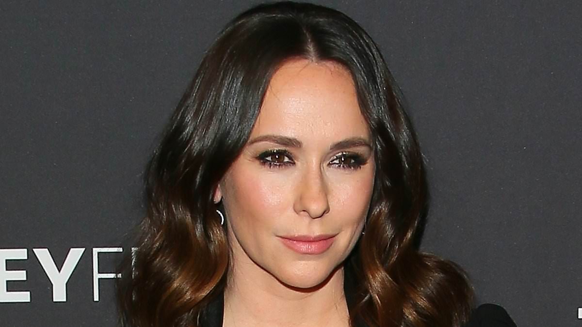 Jennifer Love Hewitt, 47, doesn't look like this anymore as she shows off bold new transformation