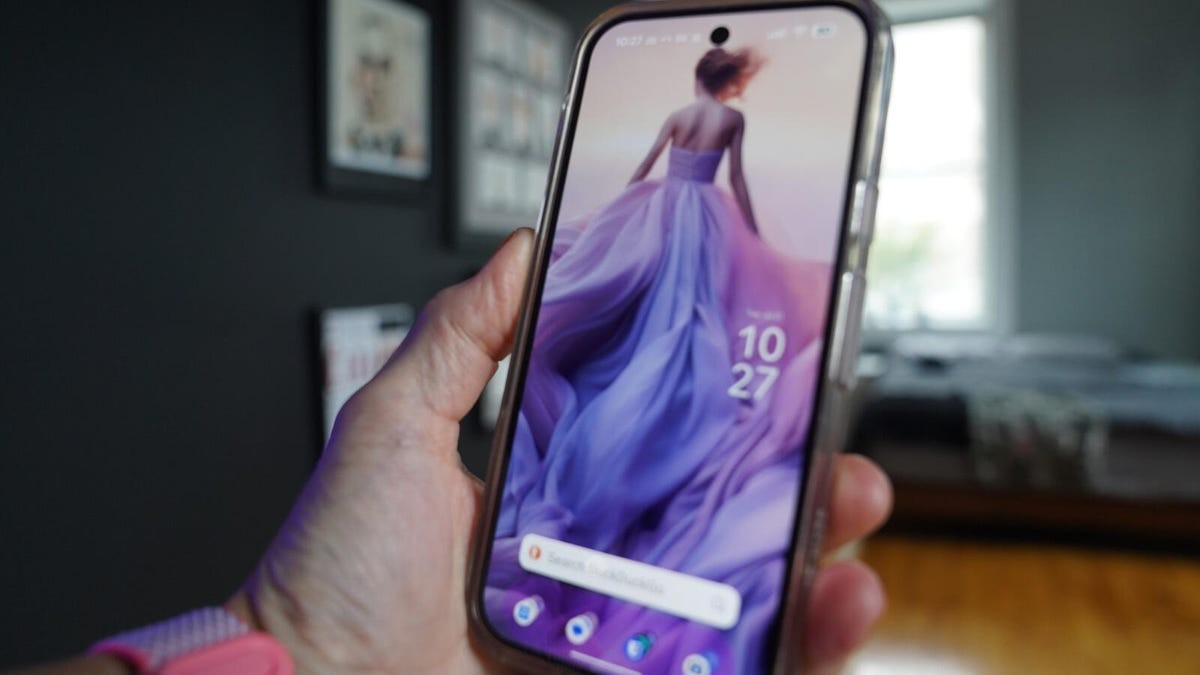 How to use themes in Google Messages so you never send the wrong person the wrong text again