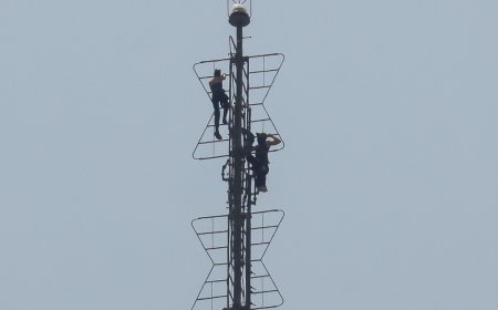 Couple Scales Empire State Building Before Shocking Mid-Air Proposal