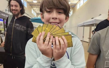 Pokémon Pitch Black fan pulls world's first ever gold god pack