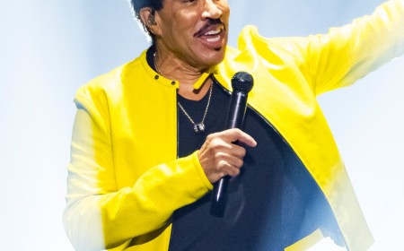 Lionel Richie Shares Health Update After Onstage Medical Scare
