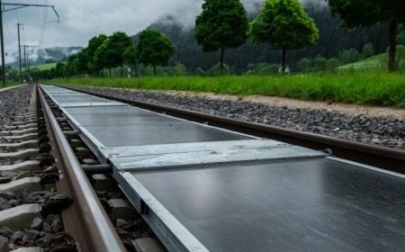 Photovoltaics are still running after a year under Swiss trains