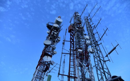 Vodafone is testing an AI robotic mast, but the future belongs to adjustable internal antenna components