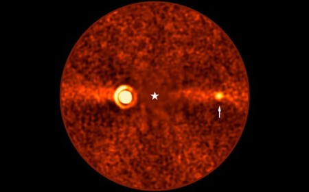 The Faintest Planet Ever Imaged From Earth Was Hiding in 11 Years of Old Photos