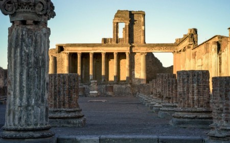 Let Tom Hiddleston be your guide to Pompeii's final day