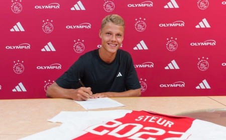 Newcastle United agrees to sign Sean Steur from Ajax for €27M