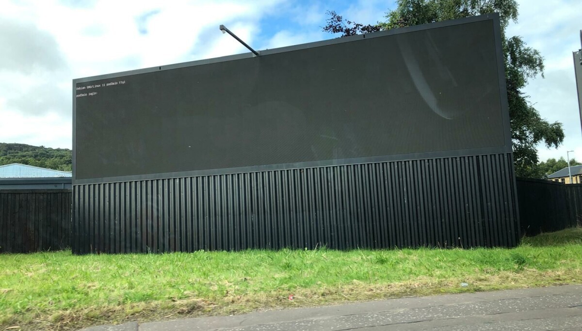 Check out the width of that Debian display