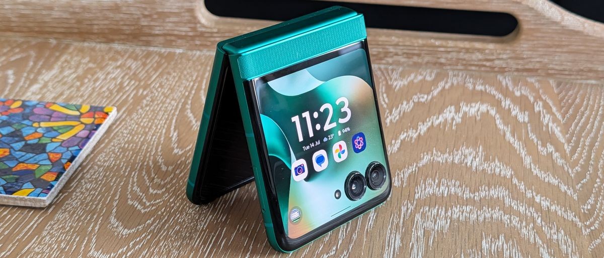 I spent two weeks with the Motorola Razr 2026, and while it's still the best mid-range flip phone, it left me wanting more