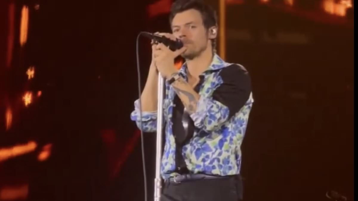 Harry Styles surprises fans with a Dolly Parton tribute on the first night of his Madison Square Garden residency