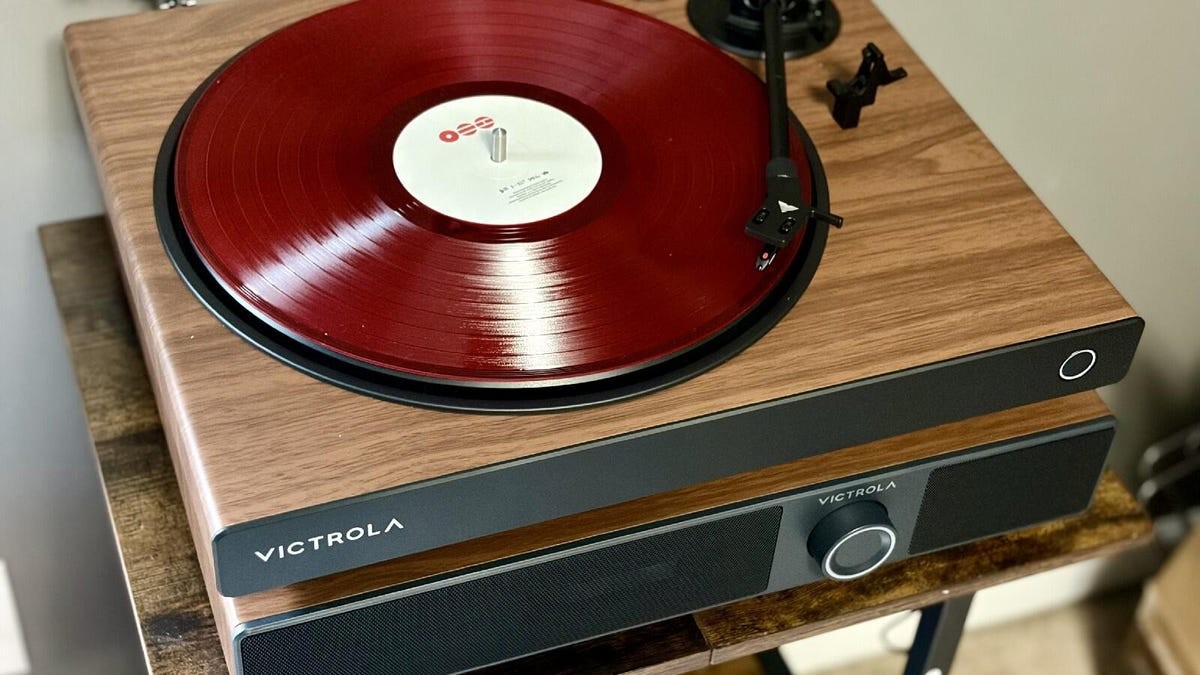 No space for bookshelf speakers? The Victrola Soundstage sits neatly under my turntable