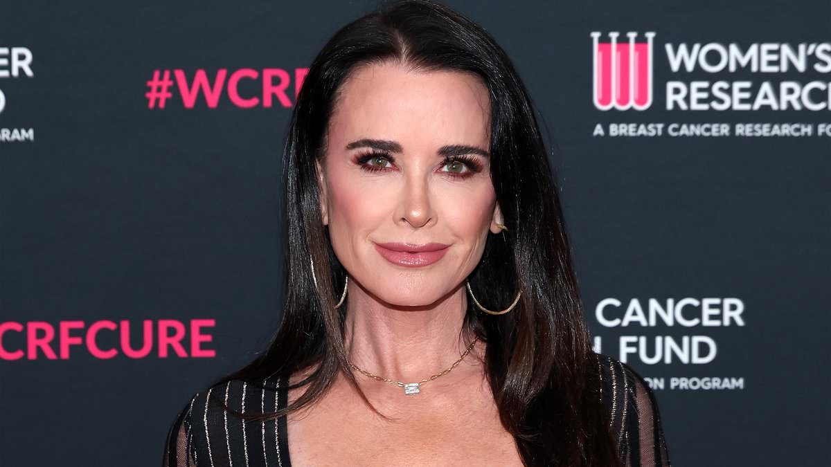Kyle Richards breaks down in tears as she reveals heartbreaking anniversary message from estranged husband Mauricio Umansky
