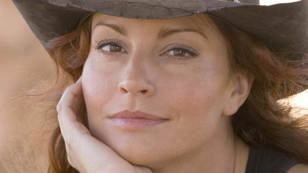 McLeod's Daughters star Simmone Jade Mackinnon shares moving tribute to late co-star Rachael Carpani eight months after her death