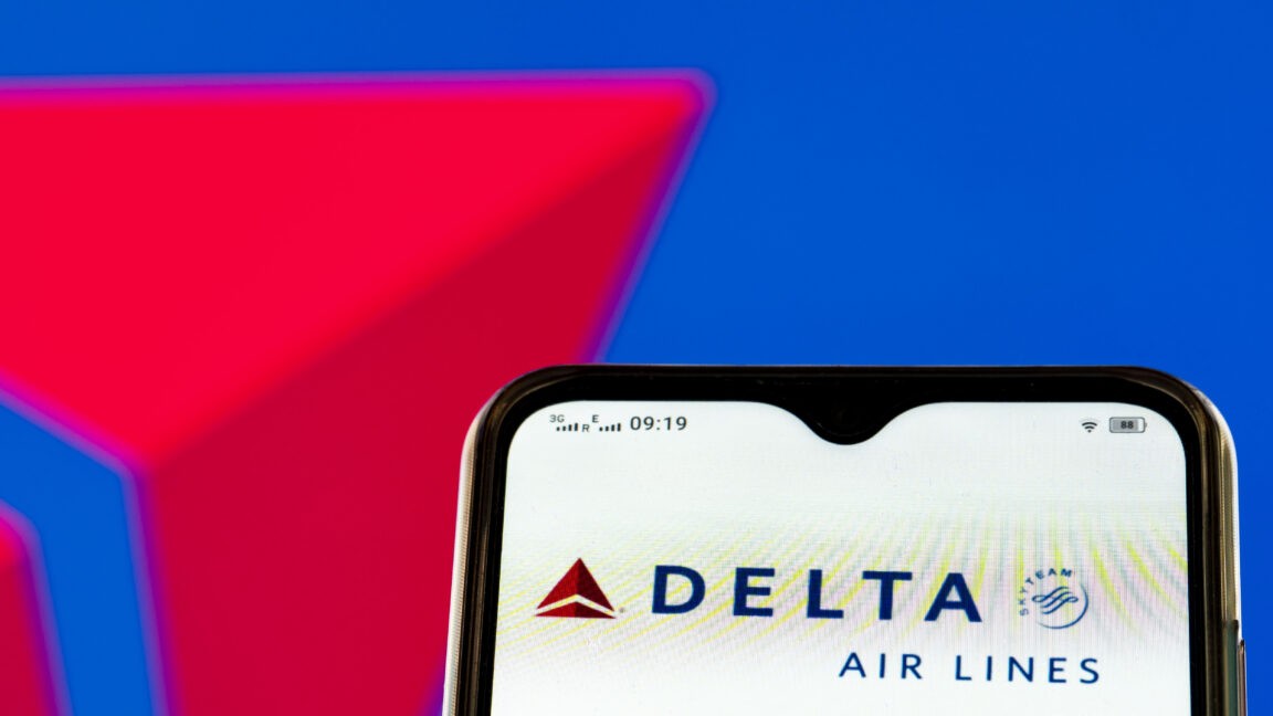 DEF CON crowd suspected in fake-hotspot attack on Delta flight