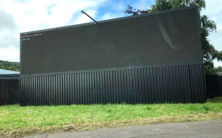 Check out the width of that Debian display