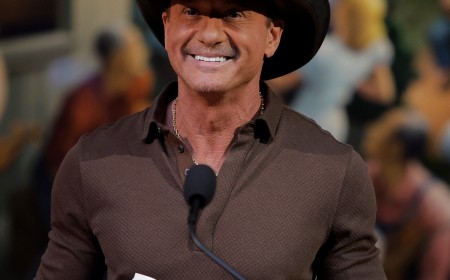Tim McGraw Reacts After Falling Onstage During Cincinnati Concert