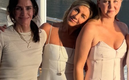 Amy Schumer, Jennifer Aniston & Courteney Cox Pose on Massive Yacht