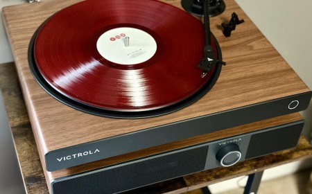 No space for bookshelf speakers? The Victrola Soundstage sits neatly under my turntable