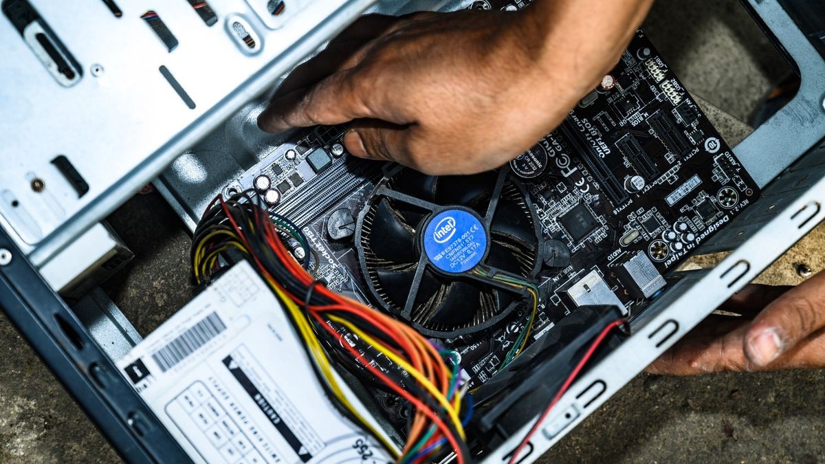 US Customs supervisor busted for stealing Core i7 CPUs, RAM, and hard drives from Homeland Security PCs, damage estimated at $105,800 — stolen tech swapped with inferior hardware and cashed out on Newegg