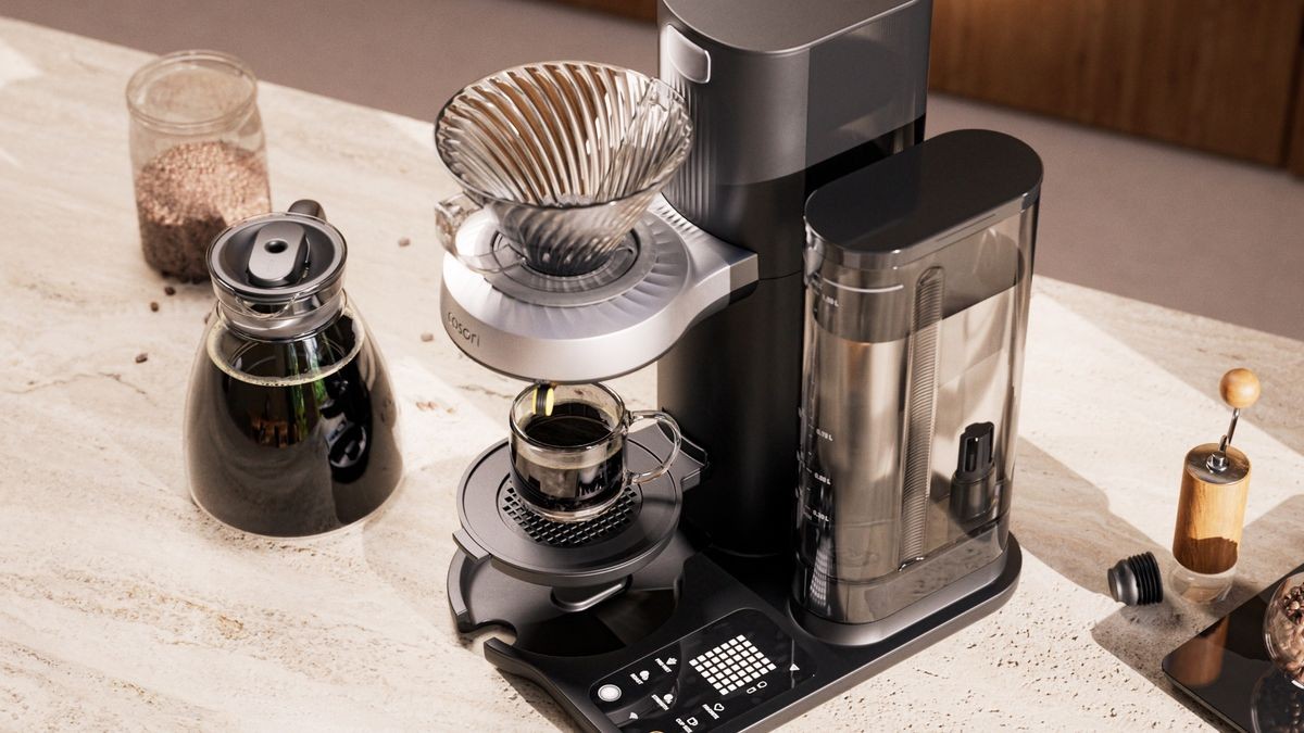 This new drip coffee maker mimics the movement of a skilled barista's hand, and uses AI to help you achieve a perfect brew every morning