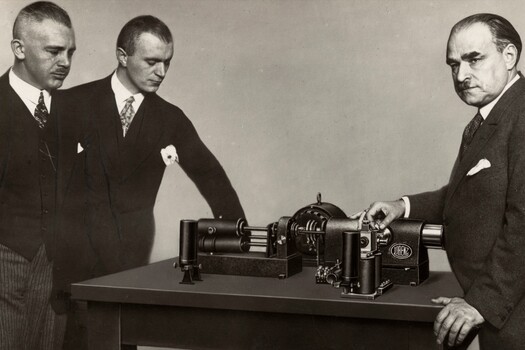 The First Photo Ever Transmitted by Wire, and the Machine That Sent It