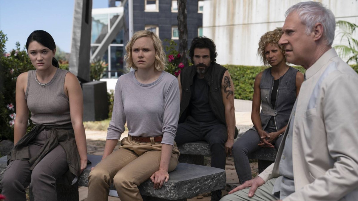 Star Trek: Picard’s Michelle Hurd Reveals “Survivor’s Guilt” & What Showrunner Said About O.G. Cast Cut From Season 3