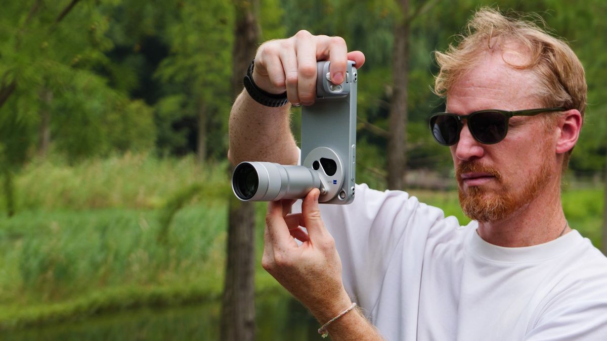 Vivo's new 400mm teleconverter lens shows rivals Oppo and Apple how it's done