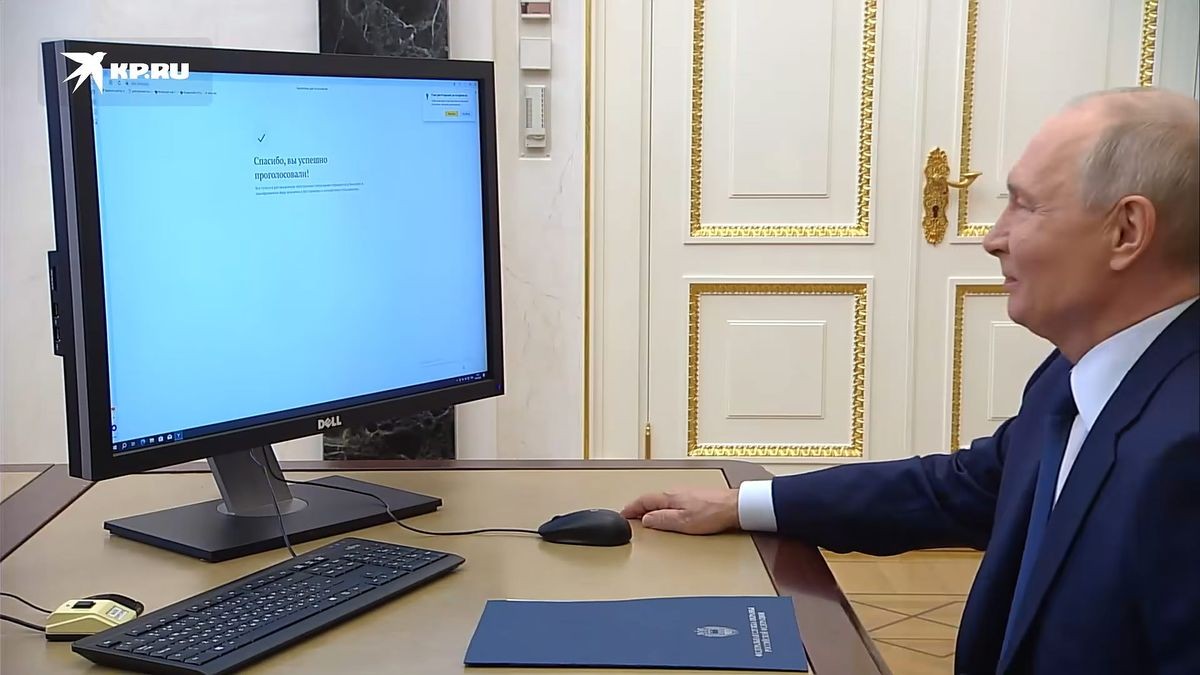 Putin casts online vote using unlicensed Windows on an American Dell PC — 'Activate Windows' watermark visible in official Kremlin clip, uses foreign Dell PC despite Russian tech mandate