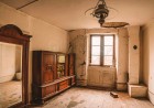 Urban Explorers Make Grisly Discovery While Photographing Abandoned Home