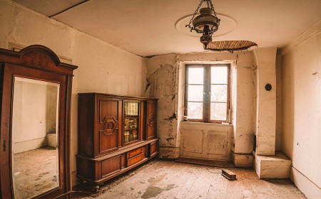 Urban Explorers Make Grisly Discovery While Photographing Abandoned Home
