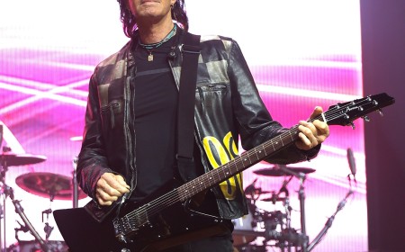 "Jessie's Girl" Singer Rick Springfield Shows Off Toned Body at 77