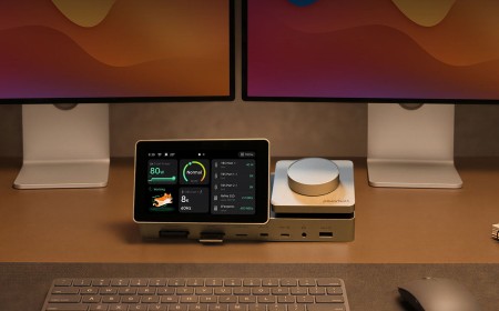 This Flashy Thunderbolt 5 Dock Has a Screen, Memory Card Slots, and Expandable Storage