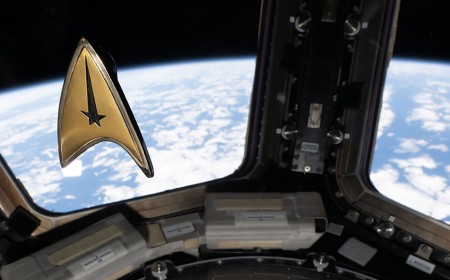 The universal language of space is... Star Trek? Mais oui.