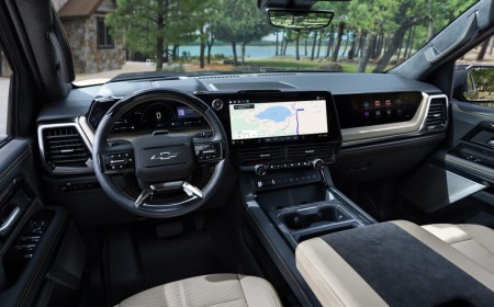 GM gives its most important trucks a new UI—and includes CarPlay