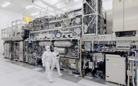 Top chipmakers embrace ASML’s $400M machines, agree to crucial chipmaking change