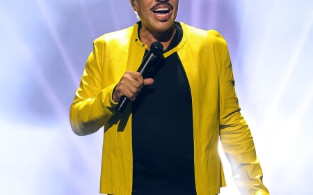 Lionel Richie Hospitalized in ICU After Concert