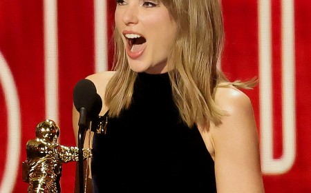 Taylor Swift Makes History With Most Ever Wins at MTV VMAs