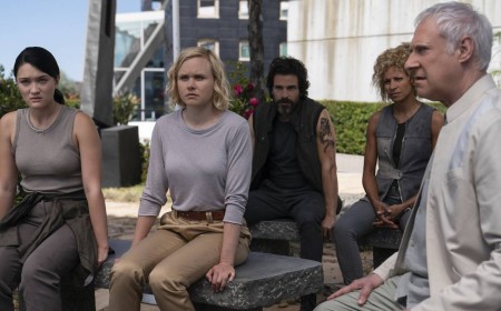 Star Trek: Picard’s Michelle Hurd Reveals “Survivor’s Guilt” & What Showrunner Said About O.G. Cast Cut From Season 3