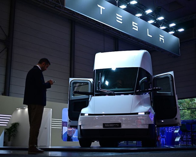 Tesla’s big electric truck faces an even bigger infrastructure challenge
