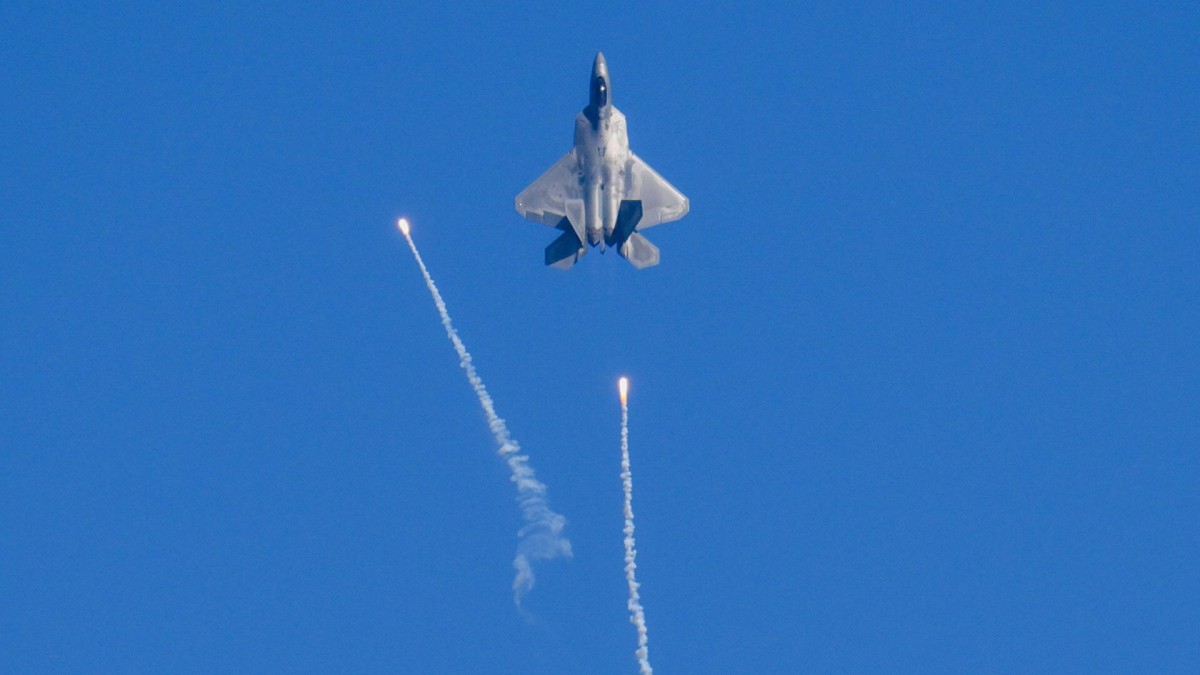 F-22 Raptor pilot successfully demonstrates command of 'wingman' fighter drone in simulated combat