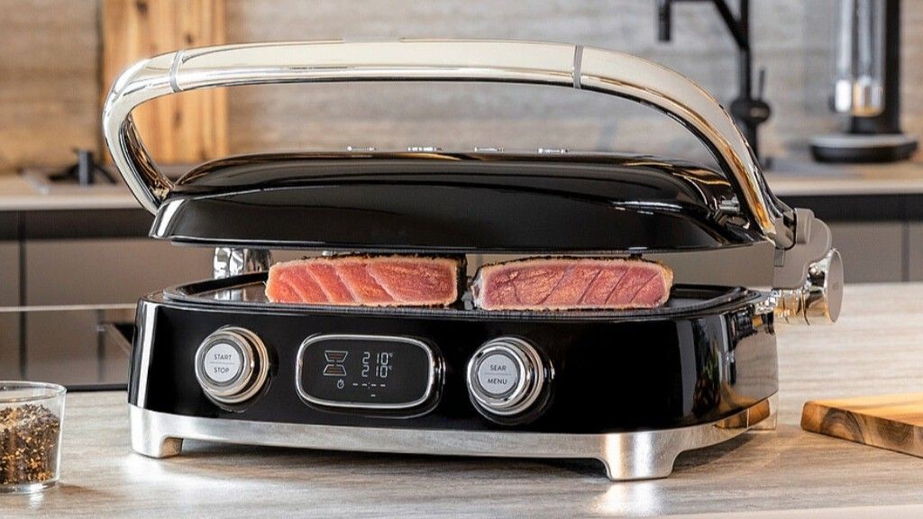 Smeg’s new 50s-style MultiGrill bakes waffles, presses paninis, and even opens into a BBQ
