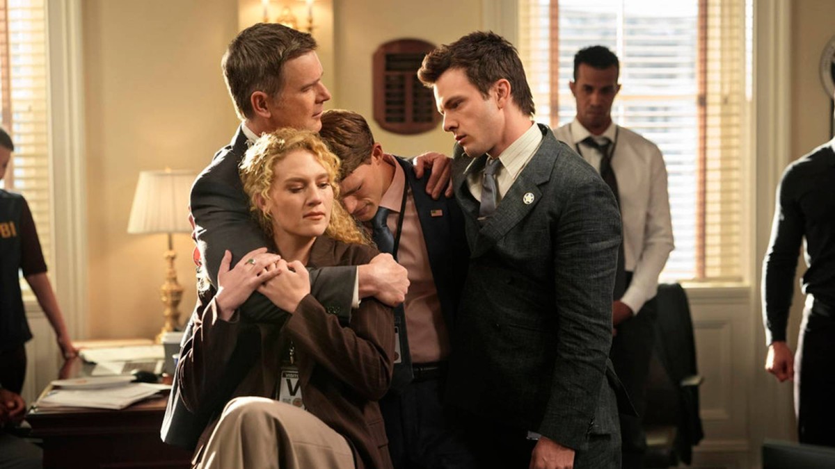 Peter Krause Receives Dire News In Line Of Fire Episode 6 Clip