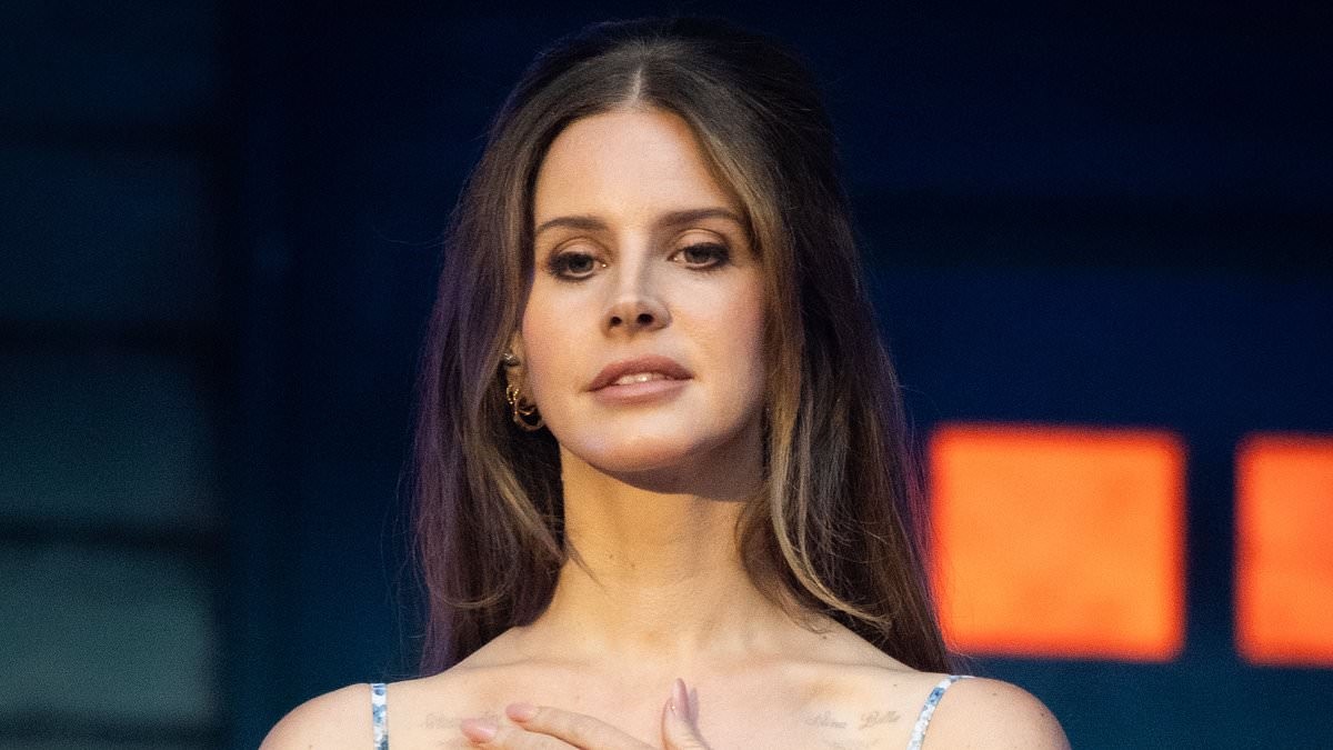Lana Del Rey stops to give money to distressed woman on the street after learning she was fleeing 'an abusive relationship'