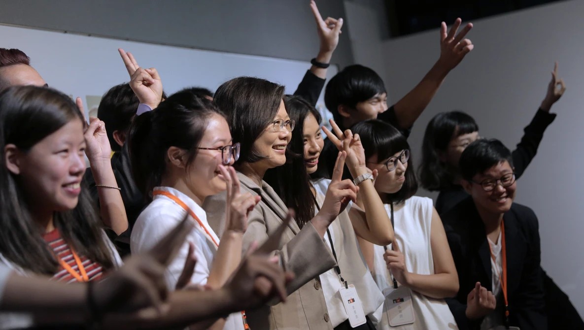 Why Every Culture Poses Differently: A World Tour of Photographic Body Language