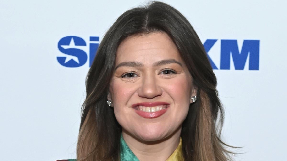Kelly Clarkson furiously tears into Brooklyn shop she claims treated her 'like Julia Roberts in Pretty Woman'