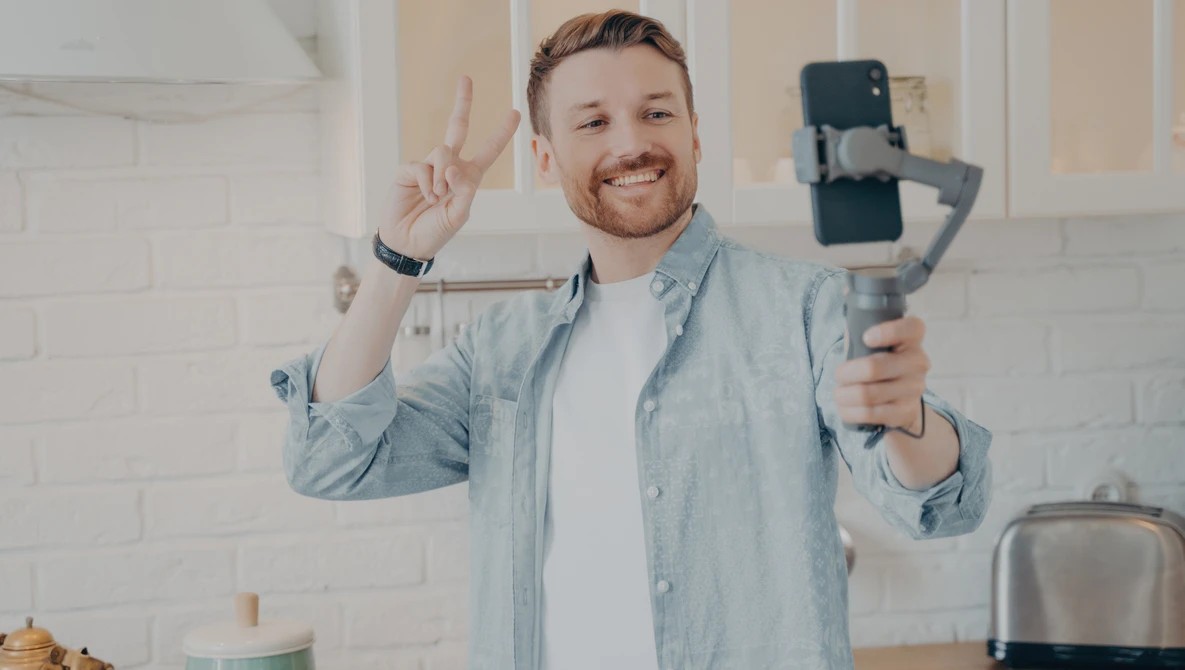 The Psychology of Hating Photos of Yourself, Explained by the Mirror Problem