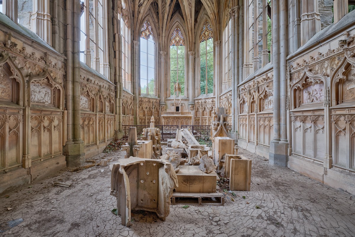 This community photographer shares the gear behind striking abandoned places in France and Italy