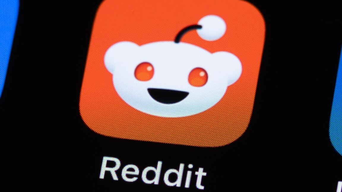 Reddit is moving to “a logged-in-only experience,” CEO says