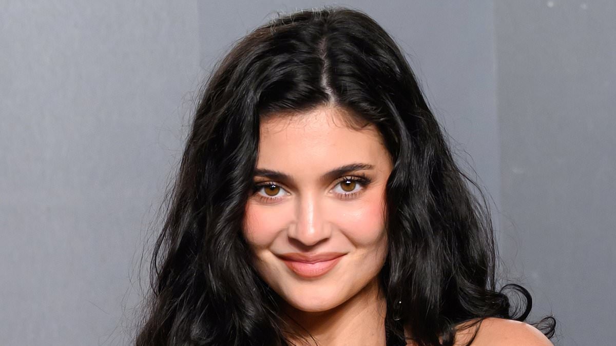 Kylie Jenner leaves fans stunned as she reveals the VERY spicy fantasy series she is reading